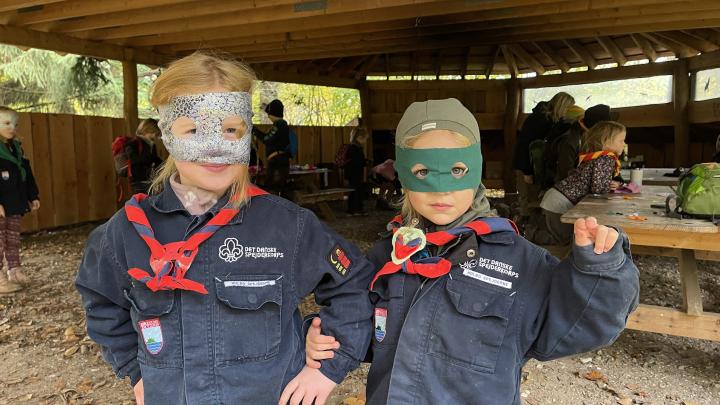 Familiespejdere arbejder med deres superhelt-identitet på Novemberdag