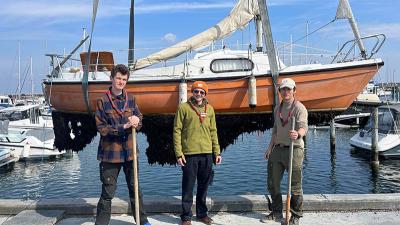 Valdemar, Ruben og Aske foran Holbospejdernes nye båd