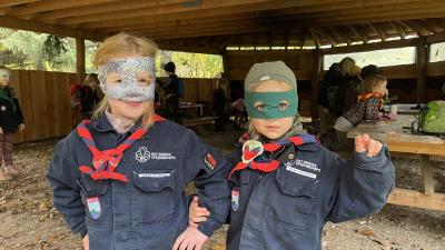 Familiespejdere arbejder med deres superhelt-identitet på Novemberdag